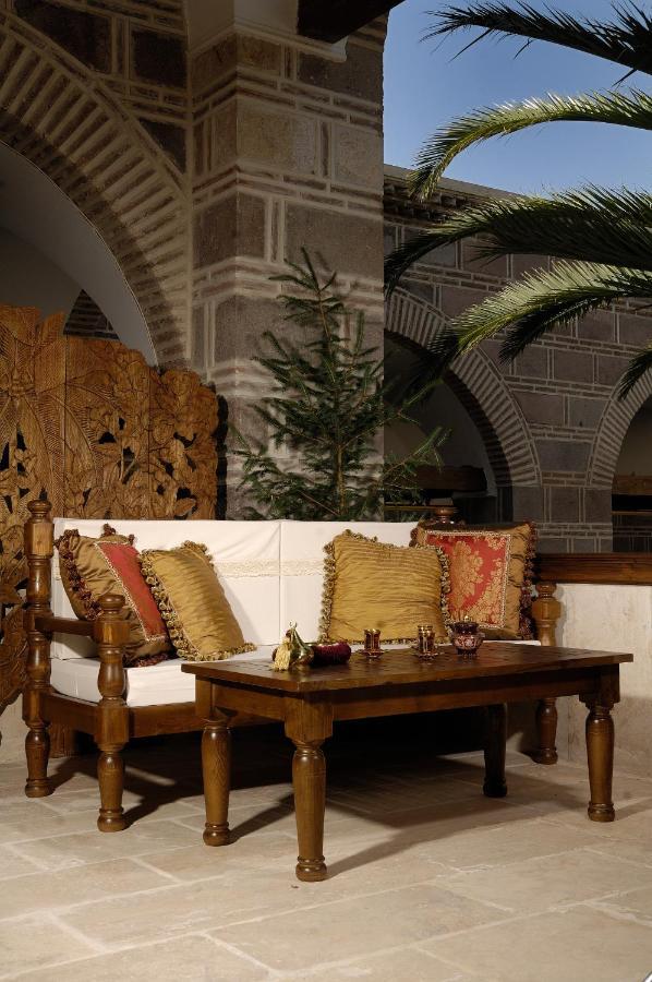 Cesme Kanuni Kervansaray Historical Hotel Exterior foto